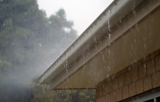 rain drops on Gutter